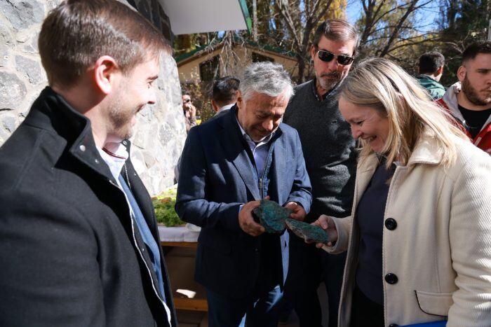 El gobernador Alfredo Cornejo junto a la vicegobernadora Hebe Casado en medio de actividades relacionadas a la minería. Foto: Prensa Gobierno de Mendoza.