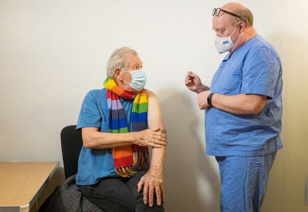 Ian McKellen recibió la primera dosis de la vacuna contra el covid y llamó a vacunarse para frenar la pandemia.