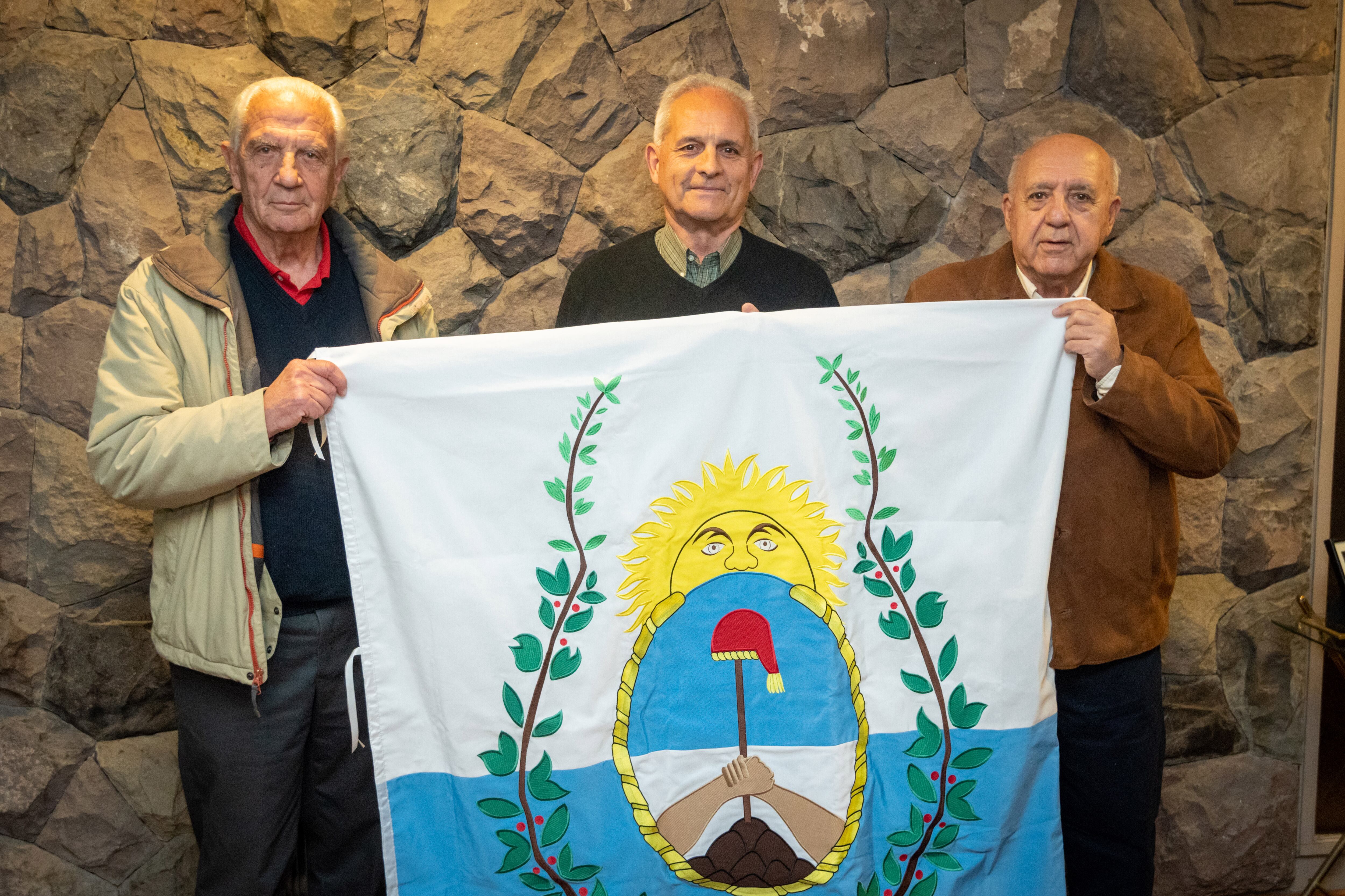 200 años del encuentro de Guayaquil entre San Martin y Bolívar. 
 
Eduardo Giro junto a Mario Nazar y Adolfo Cueto viajaran a Ecuador en representación de las asociaciones sanmartinianas mendocinas para asistir al homenaje por ese encuentro

Foto: Ignacio Blanco / Los Andes