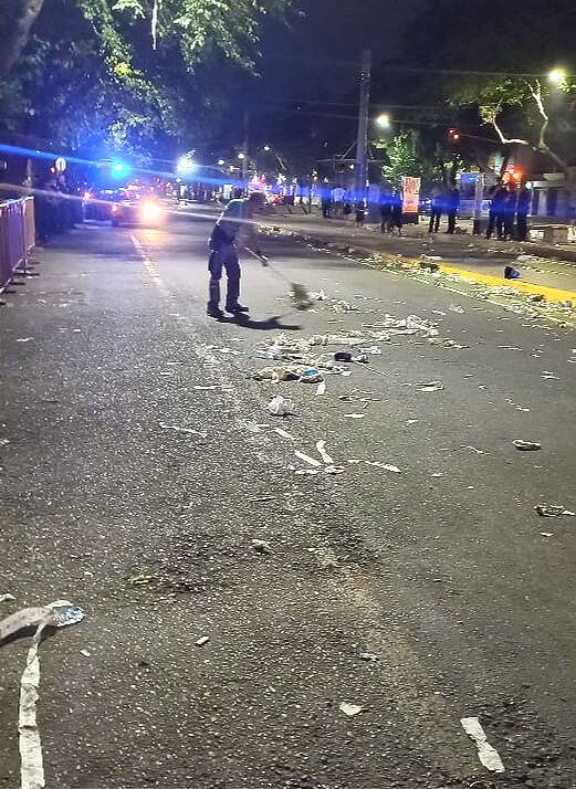 Así quedó la calle Belgrano tras el banderazo de los hinchas chilenos. Foto: Ciudad de Mendoza.