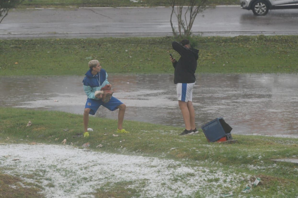 El cóndor del acceso quedó dañado por el granizo y los que pasaron por el lugar se hicieron fotos con la cabeza del monumento.