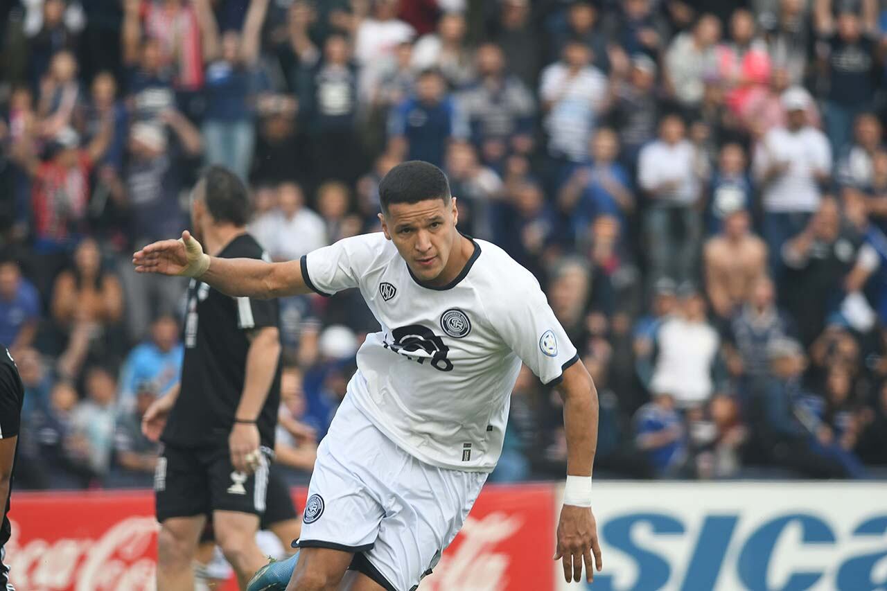 Por los goles del paraguayo Alex Arce, el máximo artillero del certamen, Independiente sueña con el ascenso. Foto: José Gutiérrez / Los Andes 