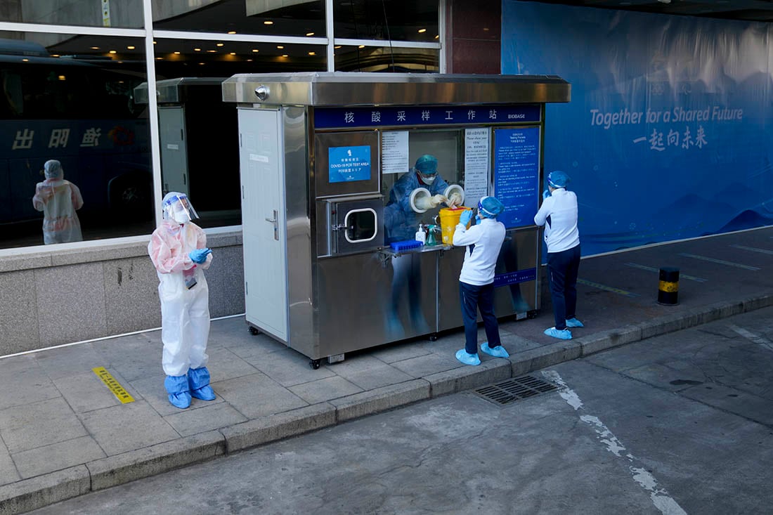 En un puesto sanitario se realizan pruebas de detección del COVID-19. 
Foto: AP