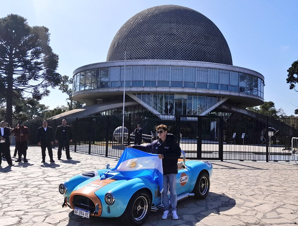 Franco Colapinto recorrió la Ciudad de Buenos Aires en un Cobra histórico. Captura: X / @CESVI