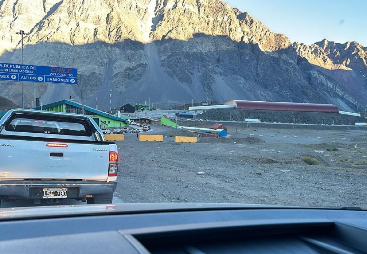 Así estaba el paso Los Libertadores el viernes por la mañana: dos horas de demora (Prensa Gendarmería)