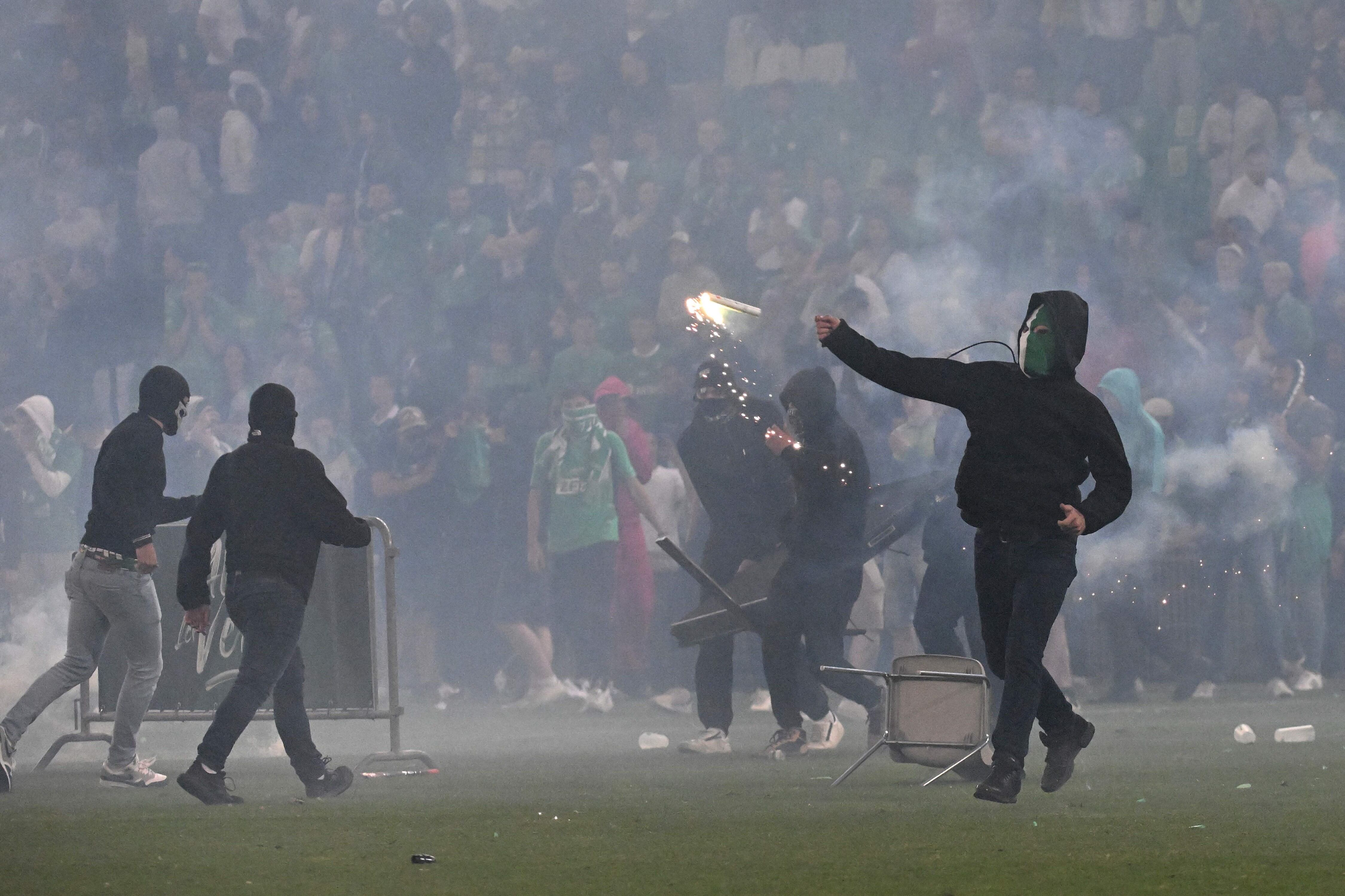 Saint Etienne descendió y sus hinchas invadieron el campo de juego causando disturbios y atacando a los jugadores del equipo rival. /Agencia AFP