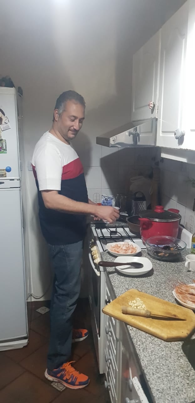 Ibrahim Khalifa y una de sus pasiones: la cocina. "Siempre estaba sonriendo, cantando; de buen humor", recordó su amigo, el intendente de Lavalle, Roberto Righi.