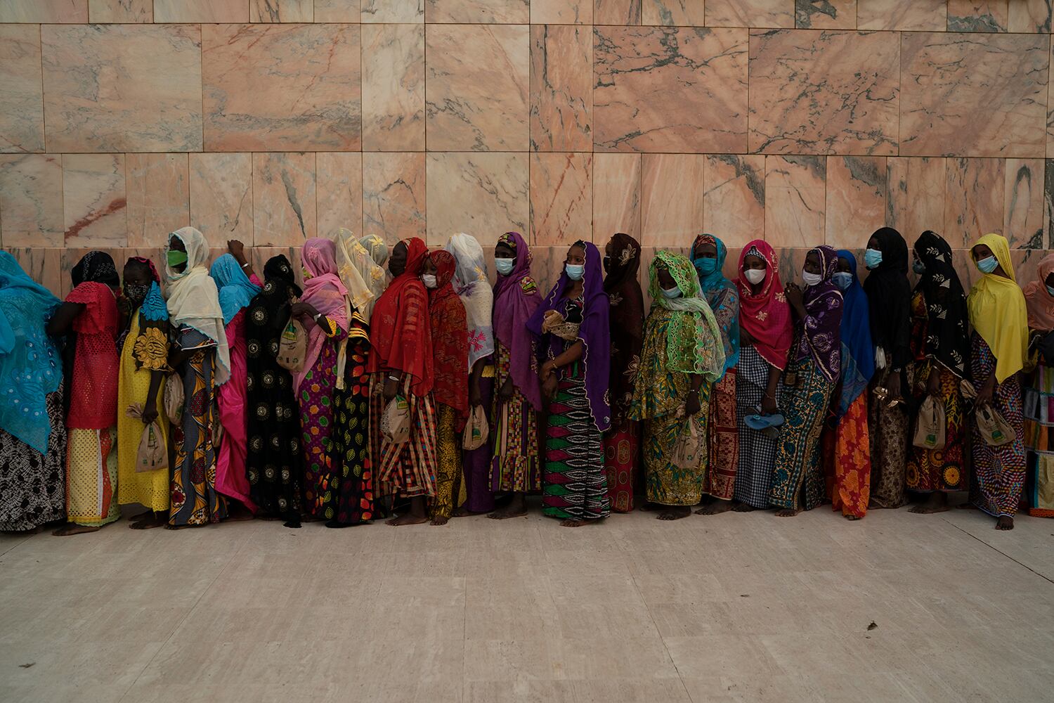 Mujeres hacen fila para ingresar a la Gran Mezquita de Touba. A pesar de la pandemia, miles de personas se reúnen para la peregrinación religiosa anual de la Hermandad Mouride, una orden del Islam Sufí.