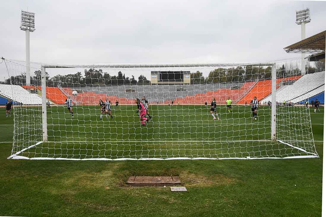 En el estadio Malvinas Argentinas se disputó la final del futbol femenino, donde se consagró campeón el equipo de las Pumas