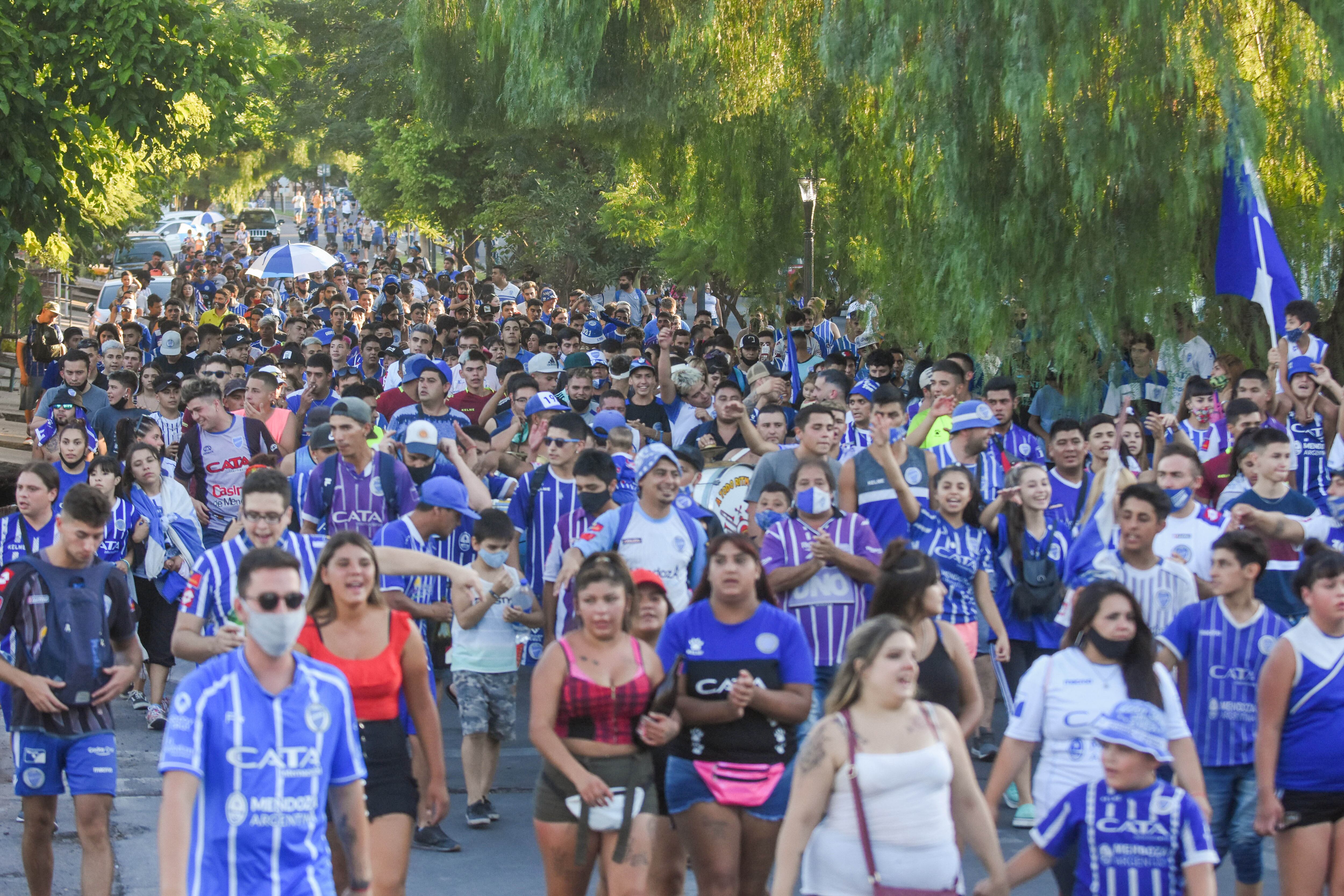 Cientos de fanáticos marcharon por la muerte del goleador.