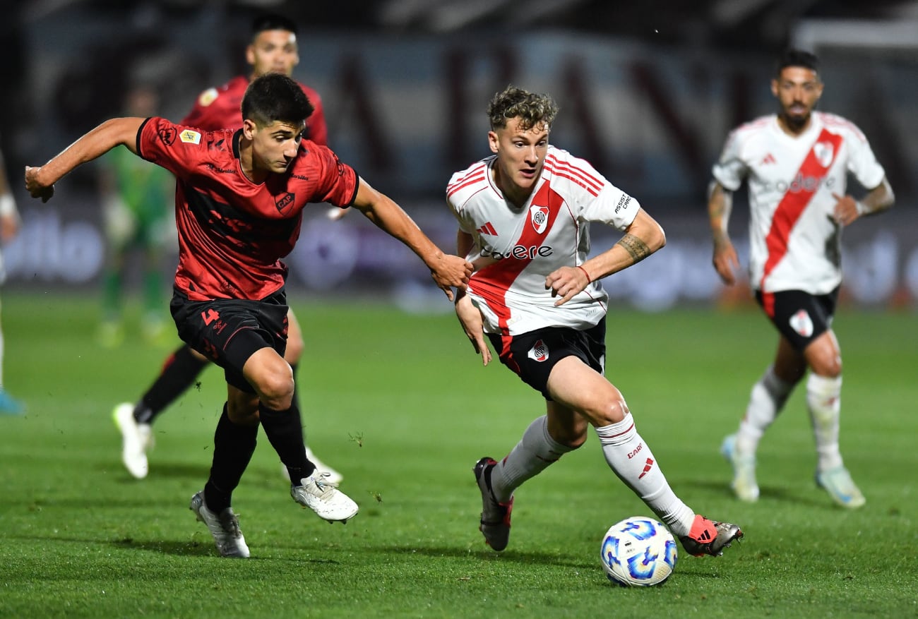 Facundo Colidio disputa la pelota en un partido muy peleado. Foto: Prensa River.