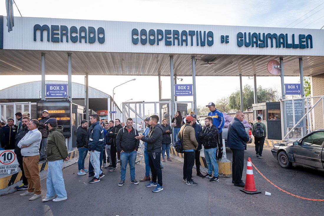 El dolor por el crimen del empresario se trasladó a la feria de Guaymallén. Emilio Giménez fue asesinado de un tiro. Delincuentes lo siguieron desde el Mercado Cooperativo, donde tenía un puesto de frutas. Foto: Ignacio Blanco / Los Andes


