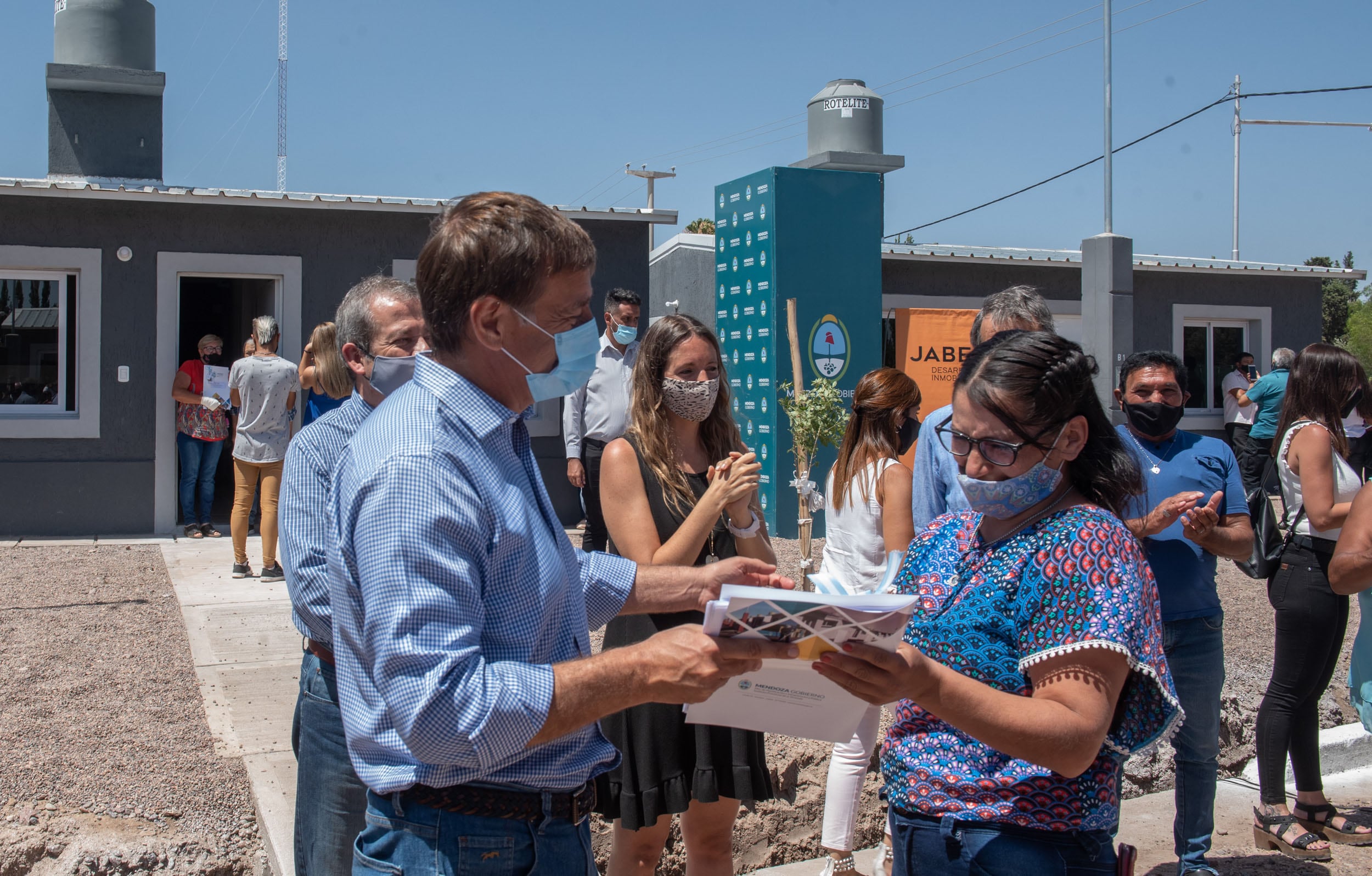 En Planificación dicen que Suárez prefirió mostrarse entregando casas que en inauguraciones de obras.