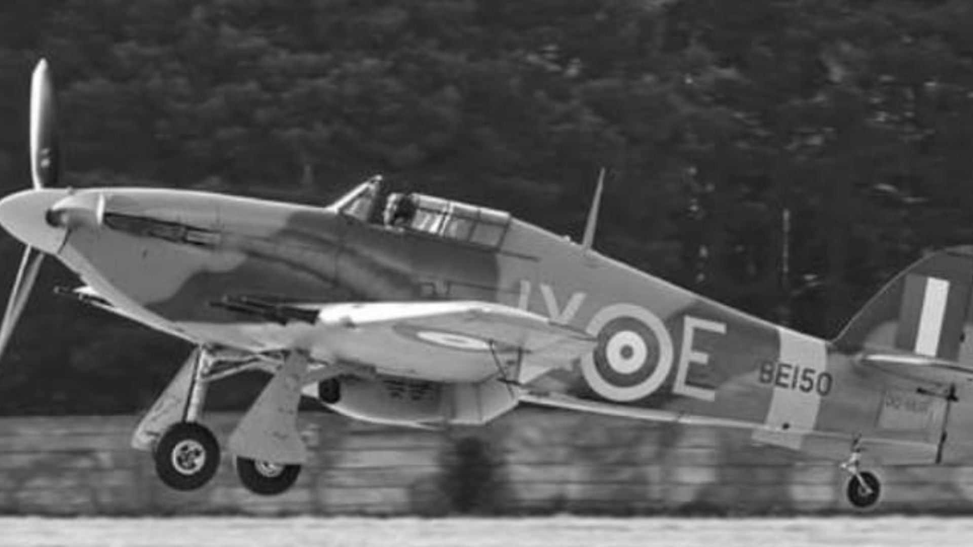 Un avión de la Segunda Guerra Mundial se estrelló en una exhibición y el piloto veterano murió en el acto. / Foto: Gentileza