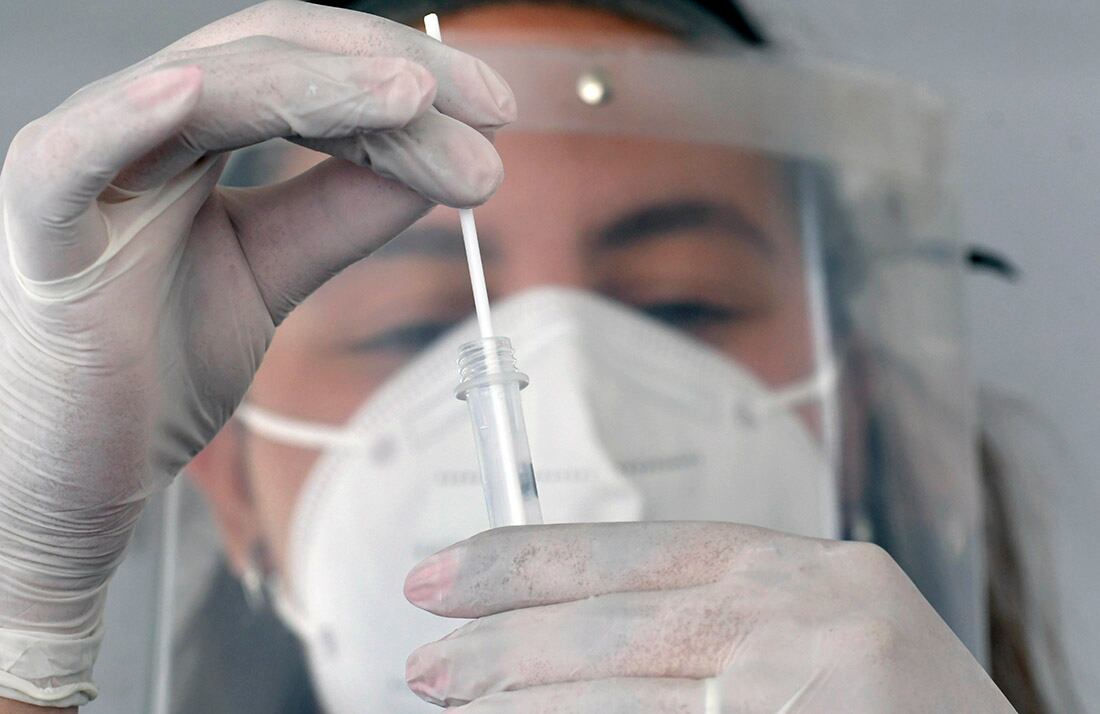 Trabajadores de la Salud realizan testeos para detectar Covid 19, en el centro de Testeo - Le Parc, ubicado en Guaymallén. Foto: Orlando Pelichotti