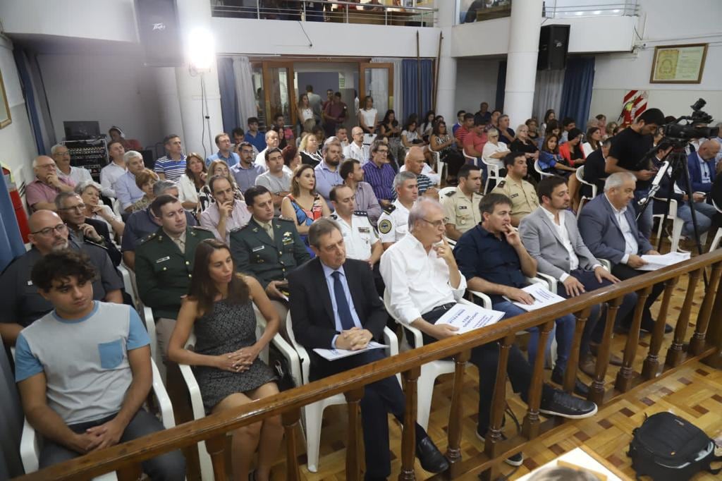 Omar Félix, precandidato a intendente de San Rafael, en primera fila escuchando el discurso de su hermano.