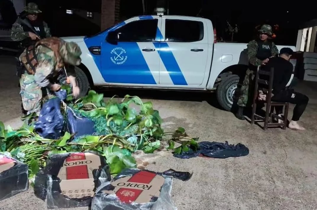 Un hombre se disfrazó de camalote para contrabandear 200 paquetes de cigarrillos en Chaco. Foto: NA