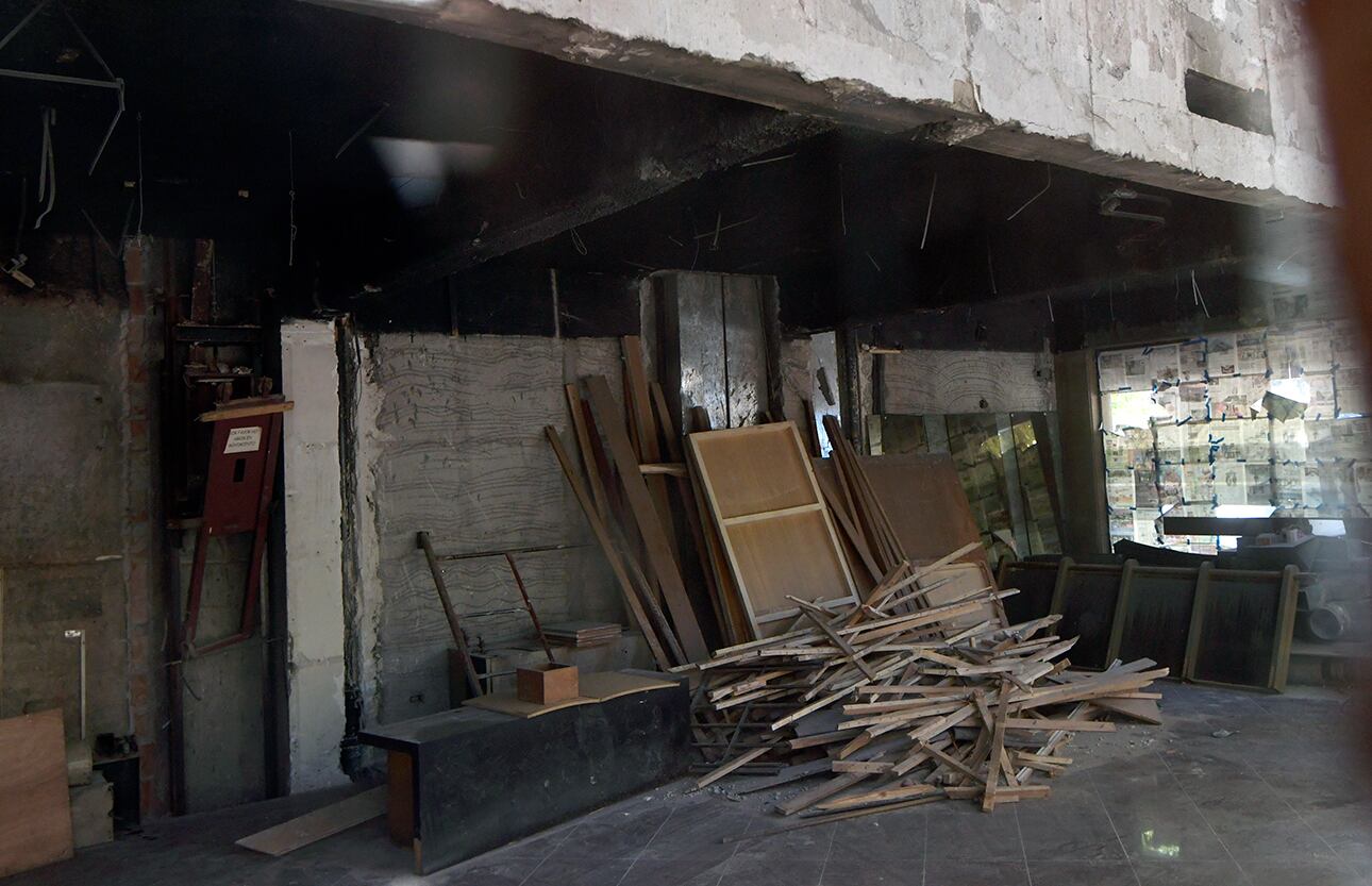 Para adquirir su nueva imagen, entre los trabajos que comenzaron en el mes de junio de 2023, se levantaron hasta los pisos originales de las dos planta del salón, también se quitó de las paredes los revestimientos de piedra / Foto: Orlando Pelichotti 