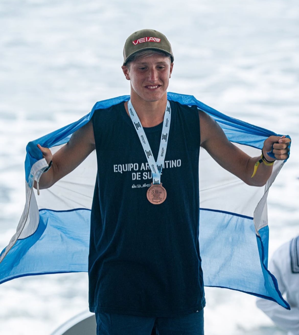 Thiago emocionado, con la bandera y la medalla. / Gentileza.