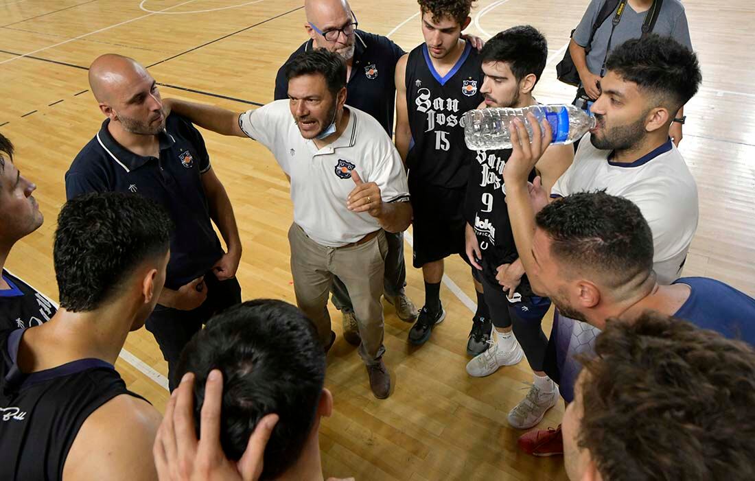 Final del certamen Clausura de Superliga, Atenas Sport Club doblegó a San José, el técnico de San José arengando a sus dirigidos durante el encuentro. Foto Orlando  Pelichotti