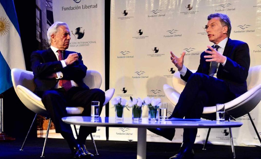 Mauricio Macri y Mario Vargas Llosa. (Télam) 