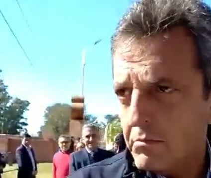 Momento en el que Sergio Massa fue increpado antes del acto que compartió con Alberto Fernández en Santa Fe.