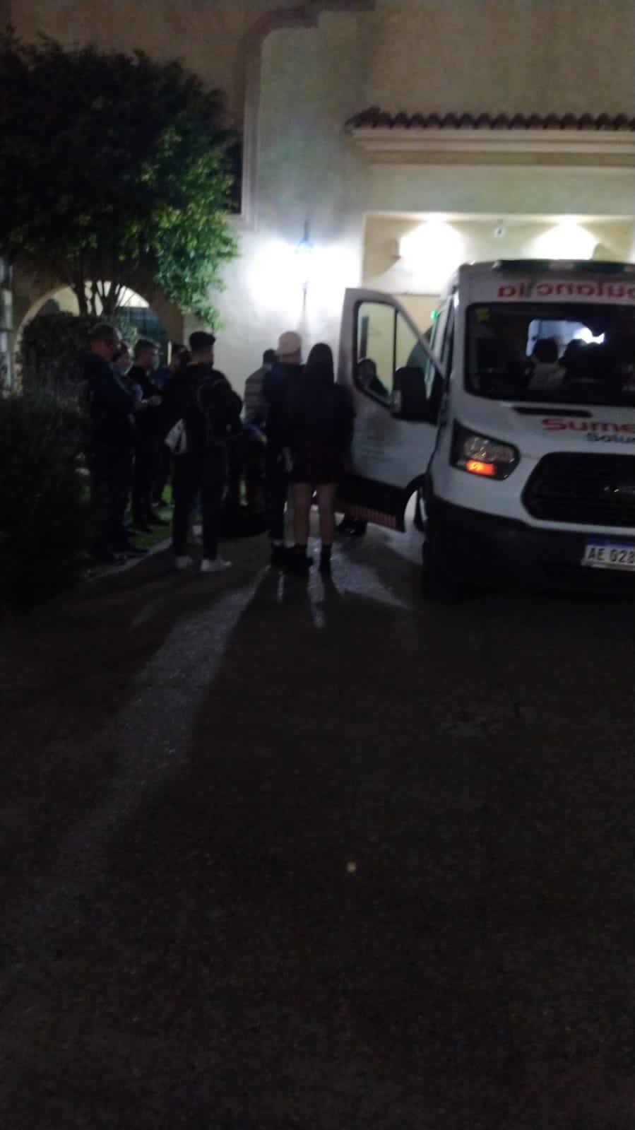 Facu Mazzei se lesionó y lo tuvo que asistir una ambulancia.