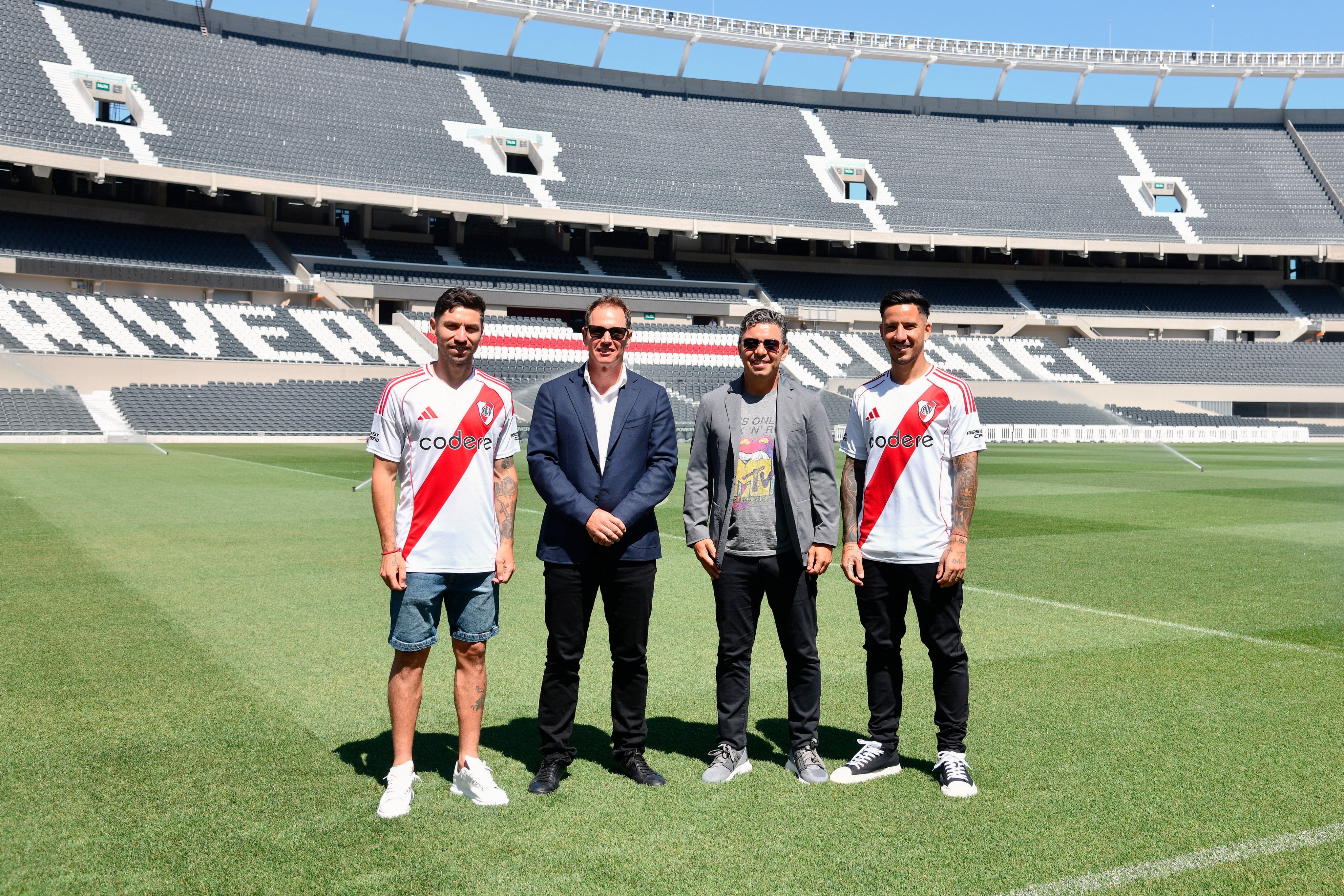 Gonzalo Montiel y Sebastián Driussi, junto al presidente de River Jorge Brito y el entrenador Marcelo Gallardo en el Monumental. (@RiverPlate)