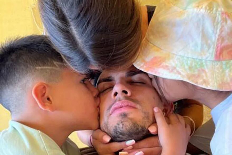 Leandro Paredes y Camila Galante junto a sus hijos.