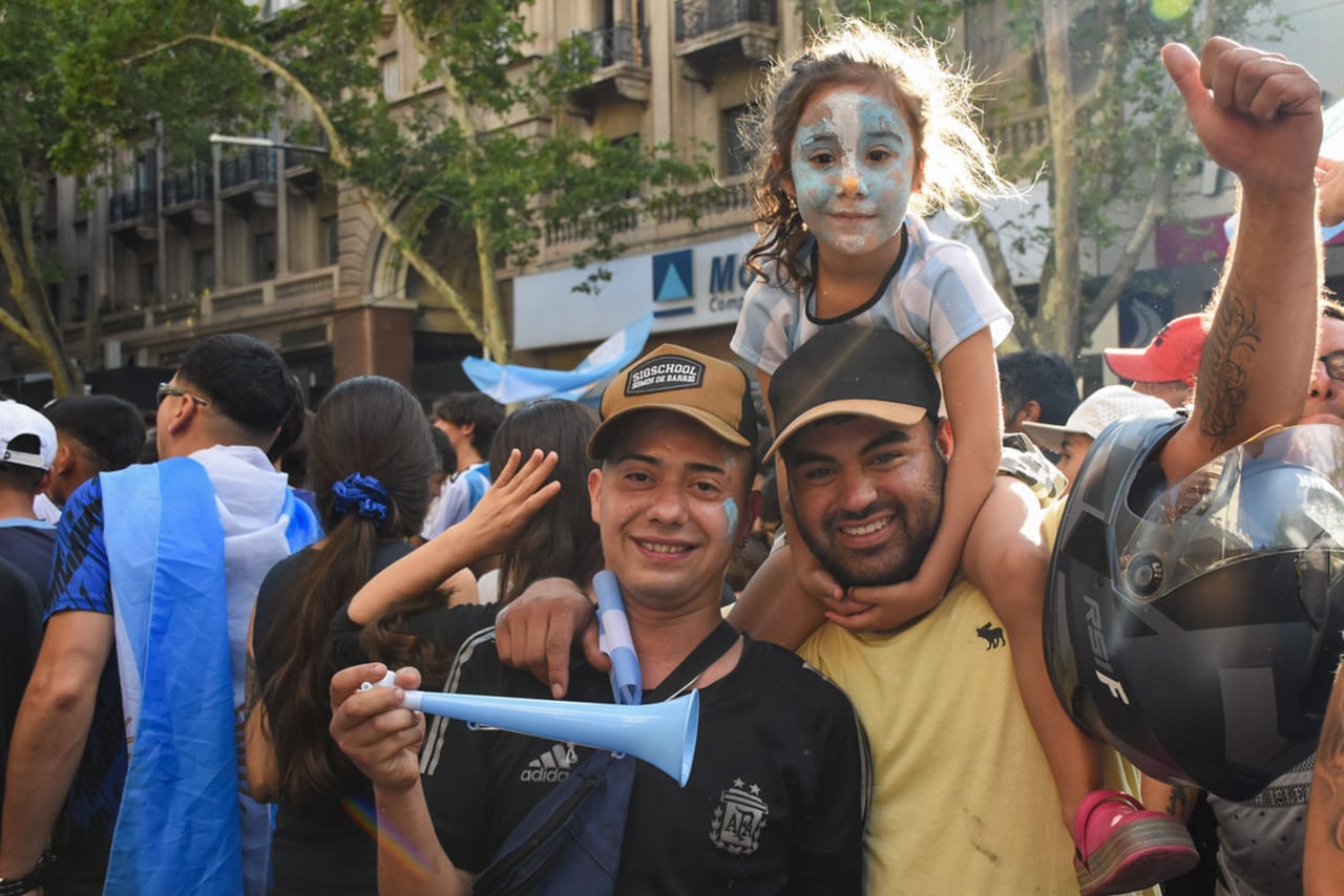 Argentina ya esta en cuarto de final y Mendoza lo festejo así. 
Foto: Mariana Villa / Los Andes