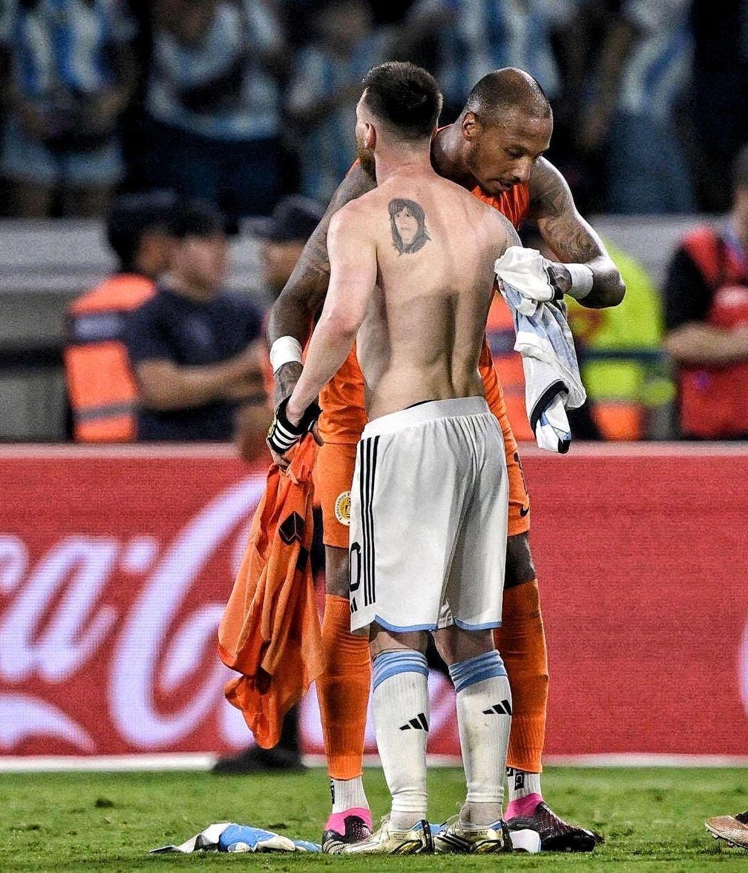 Eloy Room intercambio su camiseta con la de Messi