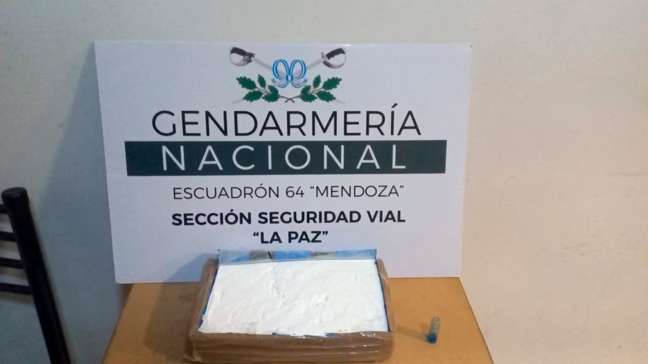 Detuvieron a un pasajero que trasladaba cocaína en su equipaje.