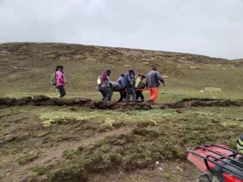 Agentes policiales de la comisaría de Pitumarca, en Cusco, rescataron los restos  de la mujer - Foto Agencia Peruana de Noticias