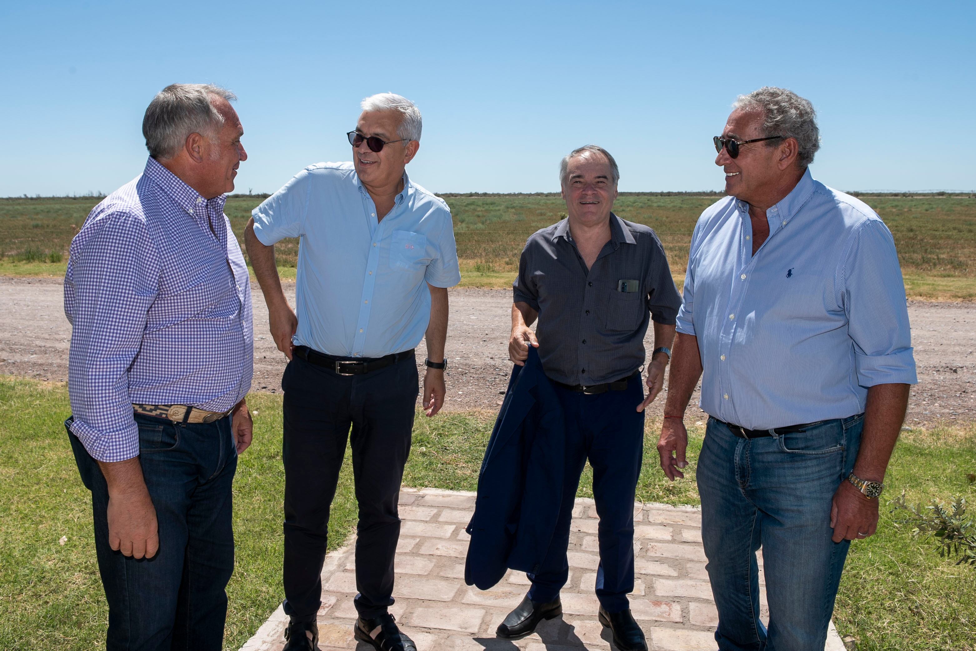 Julián Domínguez, ex ministro de Agricultura, Ganadería y Pesca de la Nación, y Marcelo Fernández, presidente de Confederación General de Empresas de la República Argentina, llegaron al almuerzo para dialogar con los productores. Fueron recibidos por Carlos Parrella Furlán y Alfredo Vila Santander.