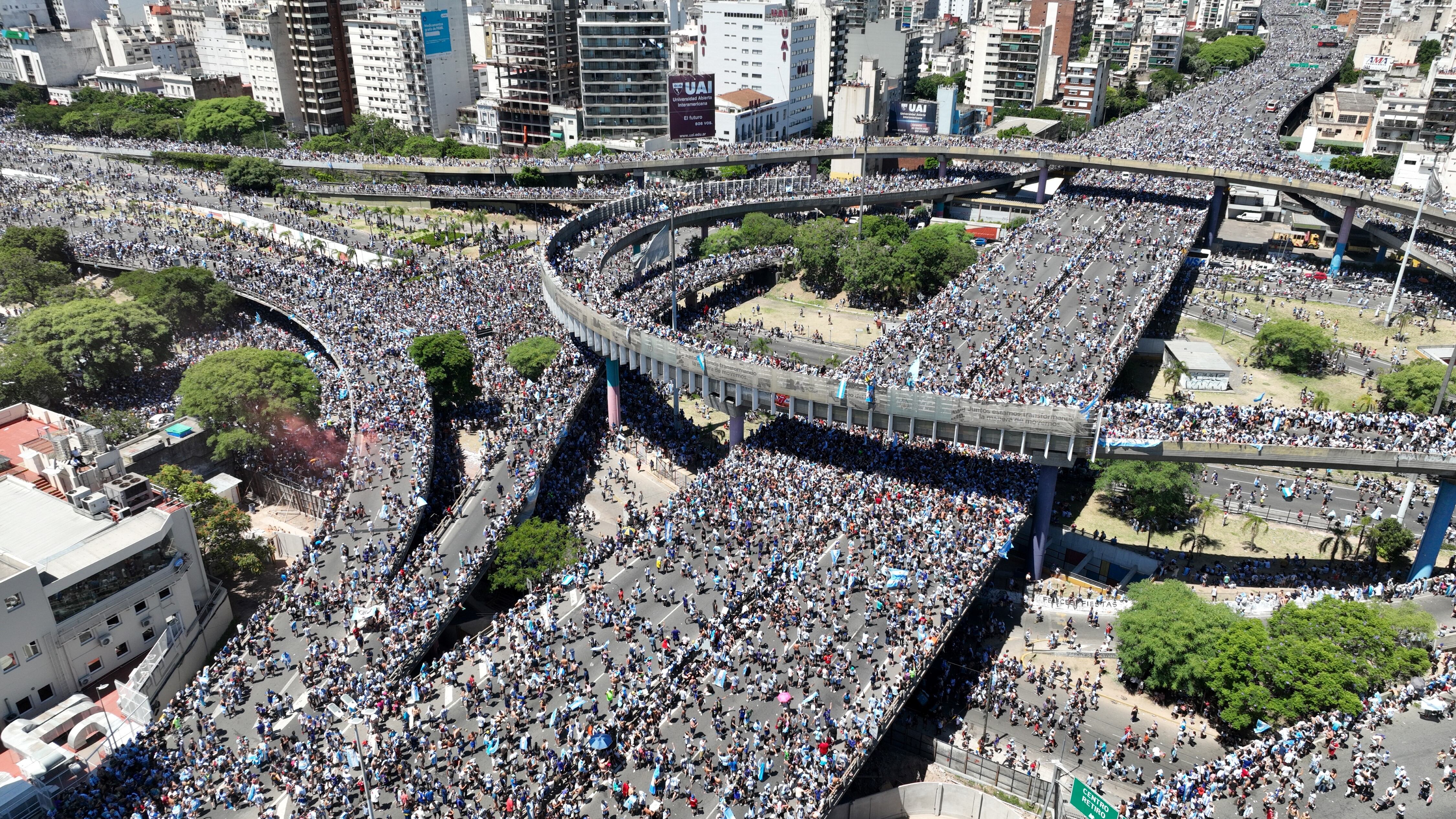 Caravana de los hinchas y la selección Argentina. Foto: Clarín