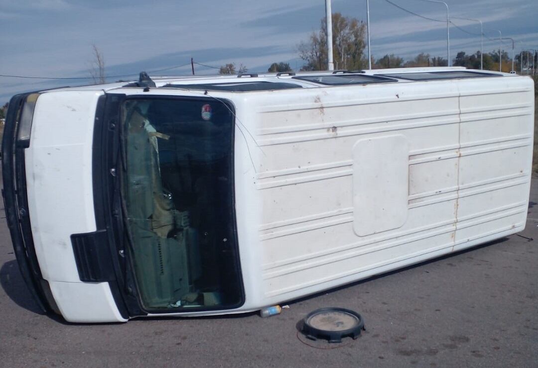 Impactante choque y vuelco dejó a dos mujeres heridas en Santa Rosa. | Foto: Ministerio de Seguridad y Justicia