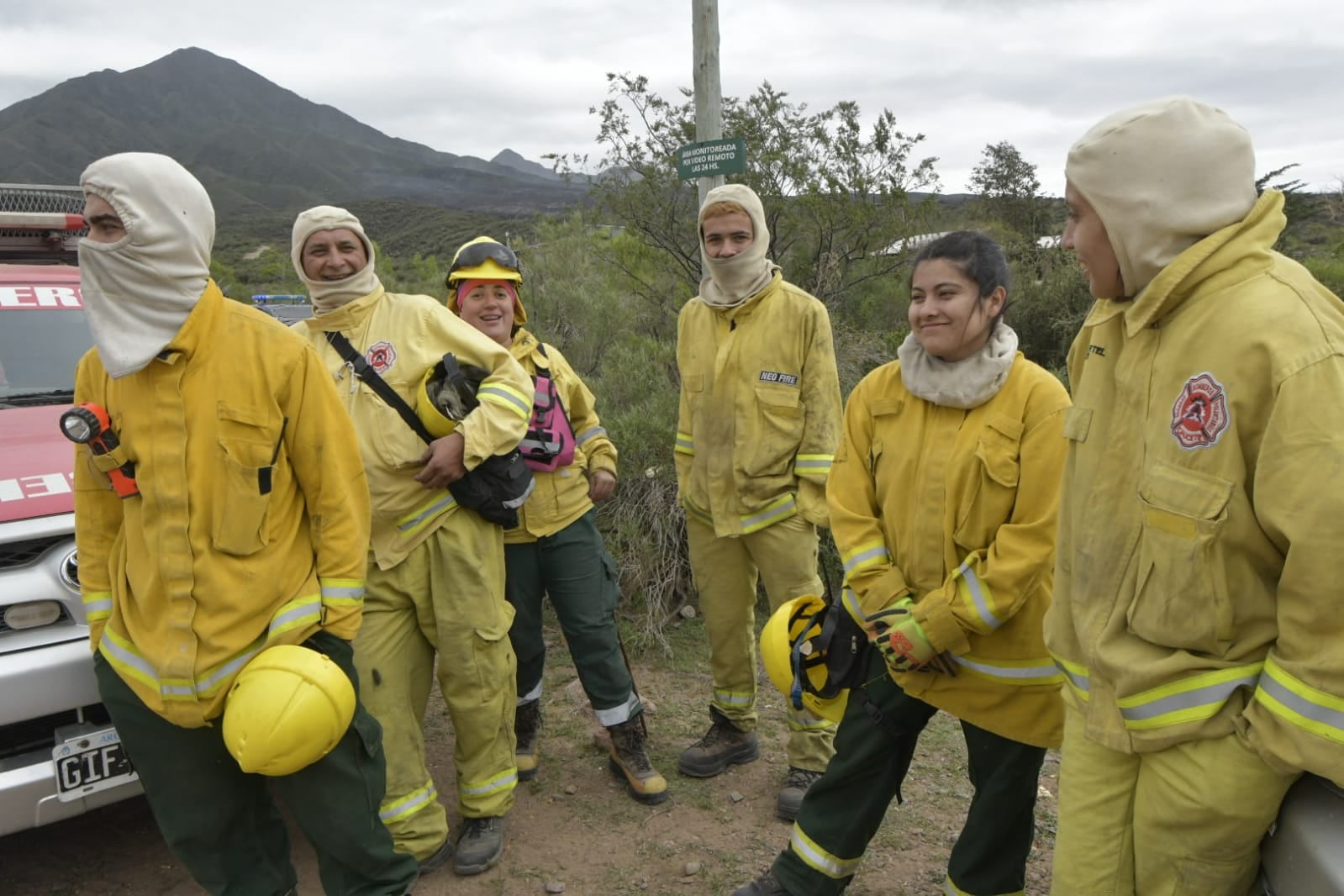 Trabajo de bomberos, brigadistas y policías para controlar los incendios en el piedemonte de Mendoza (Orlando Pelichotti / Los Andes)