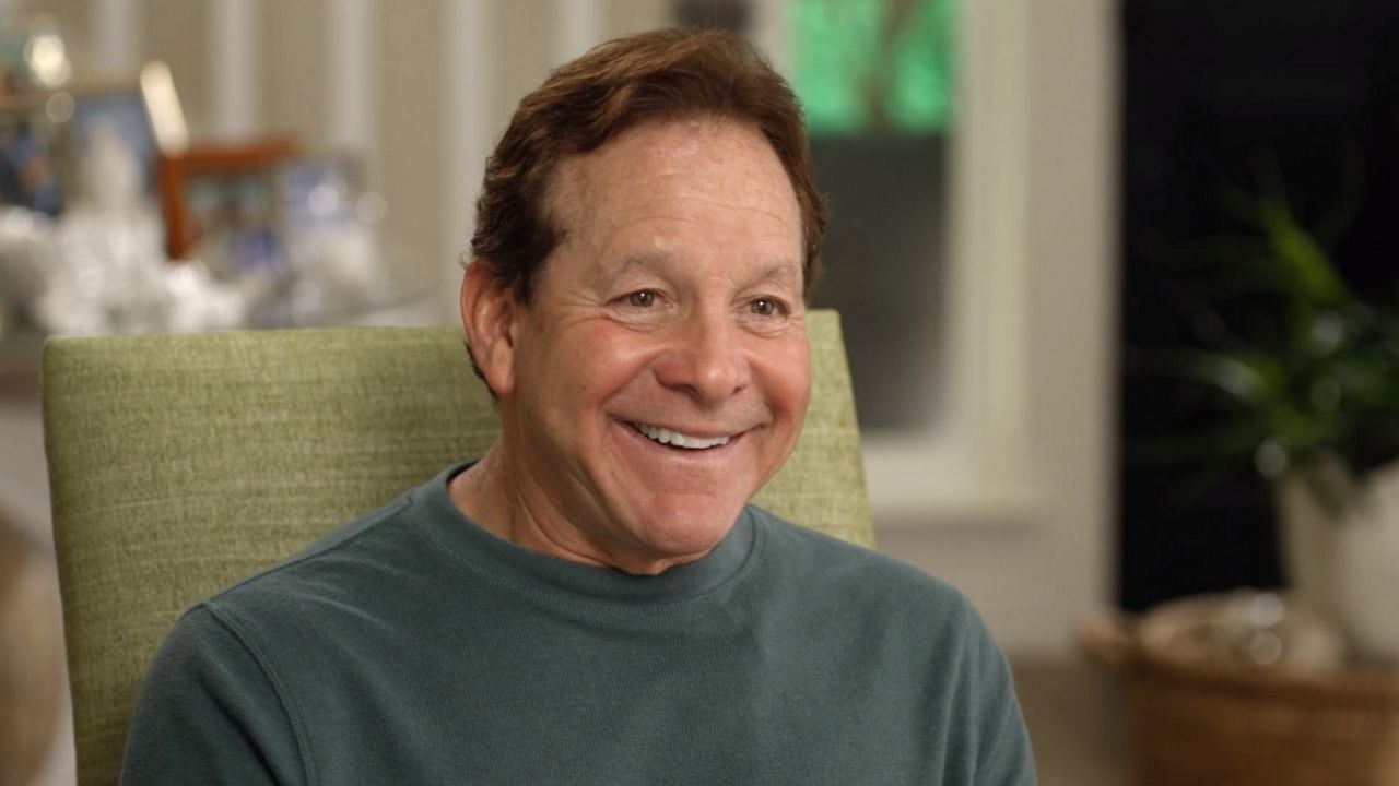 Steve Guttenberg, famoso durante la década de los 80 por sus papeles en Loca academia de policía y Cortocircuito.