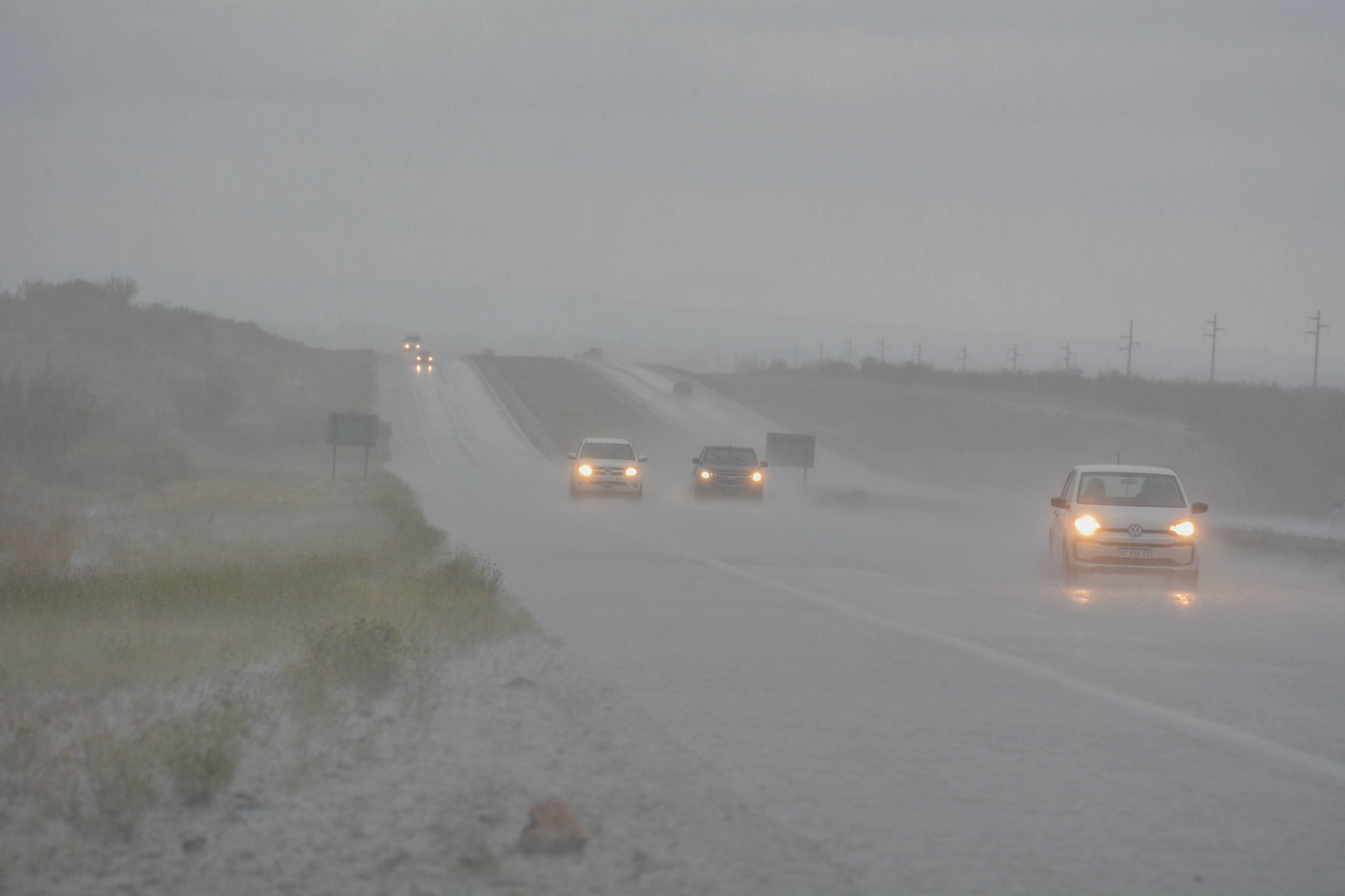 Fuertes tormentas en Ugarteche, algunos canales estuvieron al borde del colapso. En la ruta 40 había poca visibilidad.