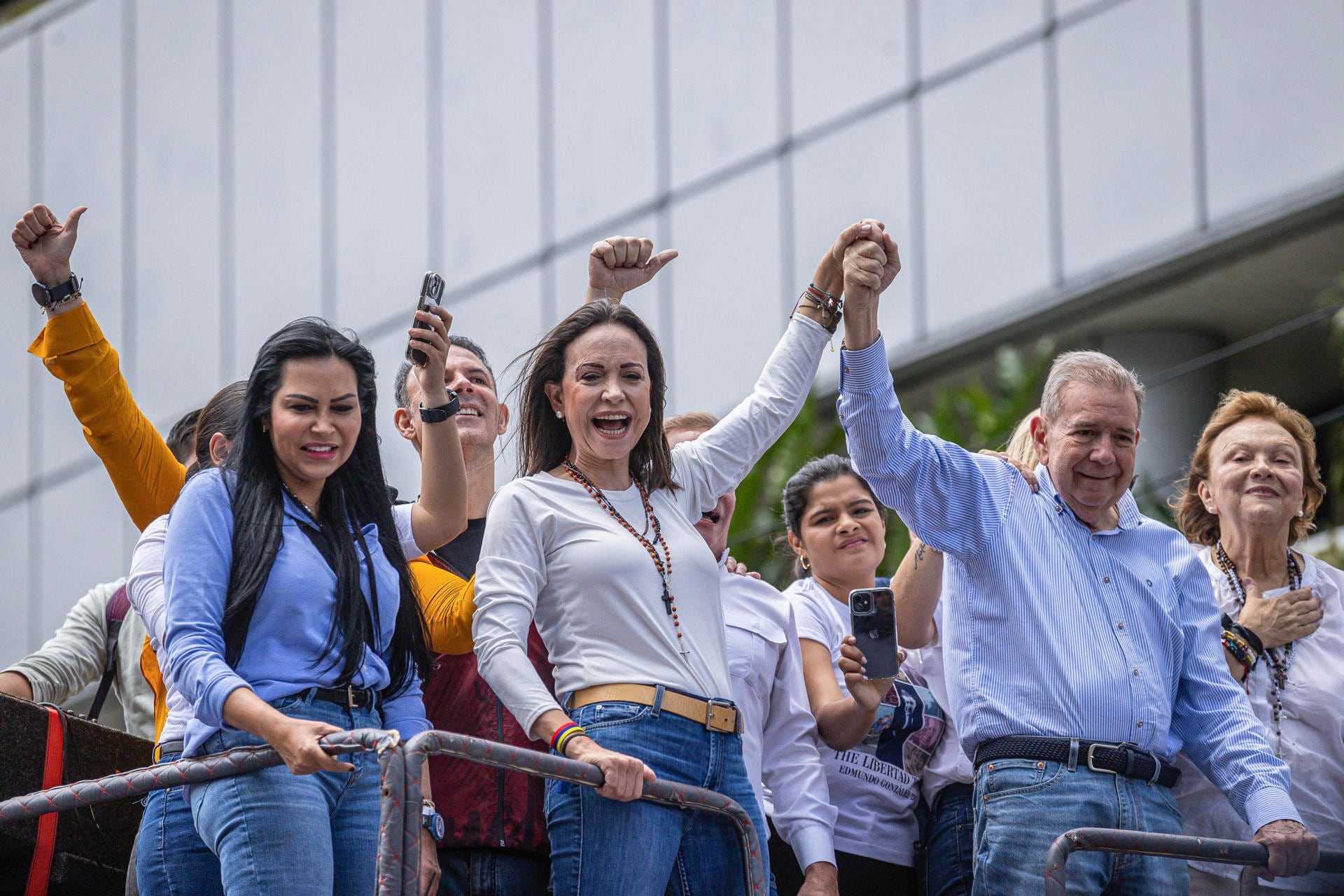 La líder opositora venezolana María Corina Machado (2-i) y el candidato a la presidencia de Venezuela Edmundo González Urrutia (d) participan en una manifestación de apoyo este martes, en Caracas (Venezuela). Miles de venezolanos se han concentrado este martes en Caracas, en un acto convocado por la oposición mayoritaria, para rechazar por segundo día consecutivo lo que consideran es un fraude en los resultados oficiales del Consejo Nacional Electoral (CNE), que en la víspera proclamó a Nicolás Maduro como presidente reelecto con el 51,2 % de los votos. Foto: EFE/ Henry Chirinos