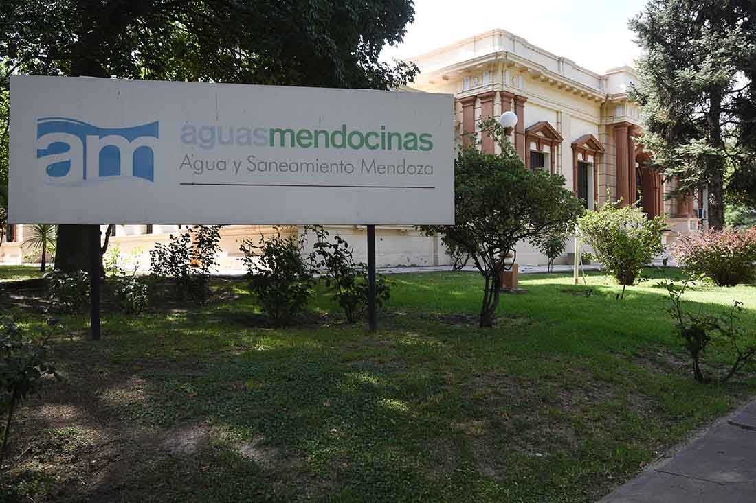 Aguas mendocinas es una de las afectadas con la creación de sitios truchos que estafan a los clientes. / Los Andes 