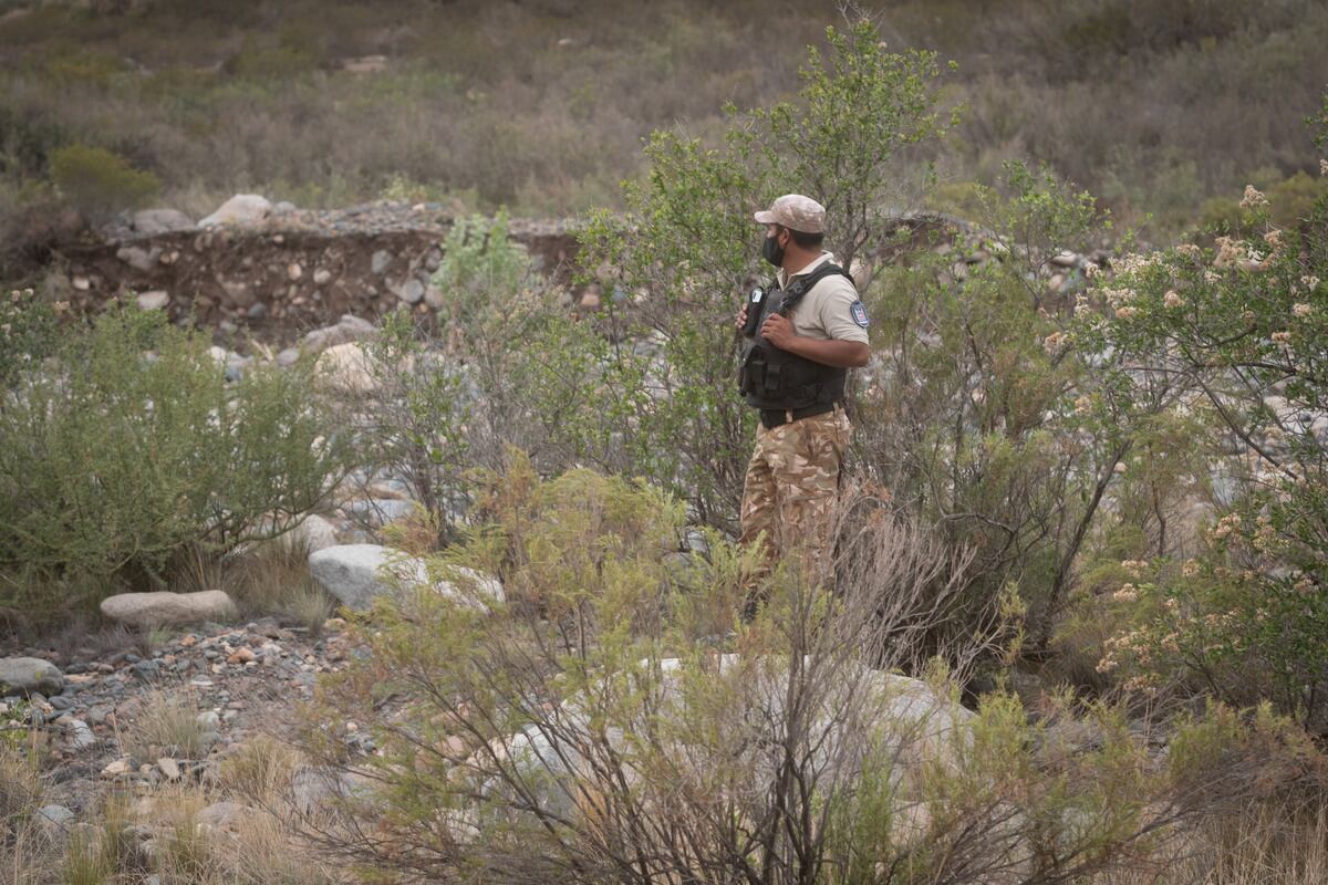 Tragedia en Potrerillos
Tres personas fallecieron y otras dos permanecen internadas en grave estado luego de que una crecida en el Río Blanco (Potrerillos) arrastrara el auto en que viajaban cuando intentaban cruzar un puente en medio de una tormenta. Un grupo de vecinos de la parte alta de Potrerillos salió a cortar la ruta en reclamo de que se construya un puente en altura y se hagan otras obras.

Foto: Ignacio Blanco / Los Andes 