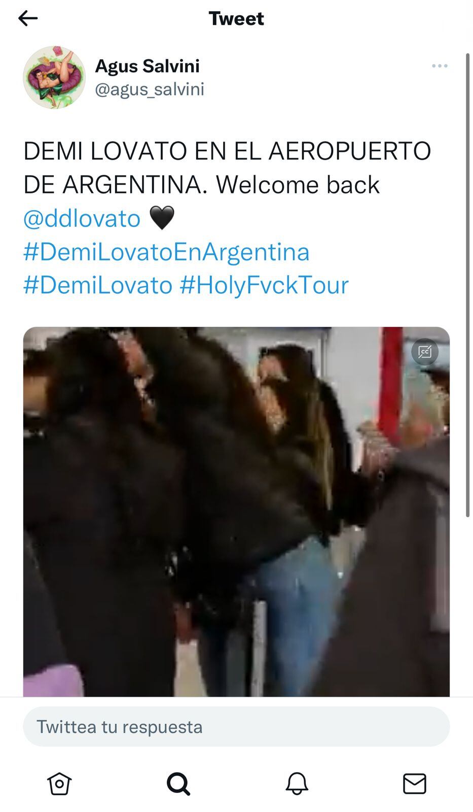 Demi Lovato arribó a Buenos Aires y revolicionó Ezeiza.