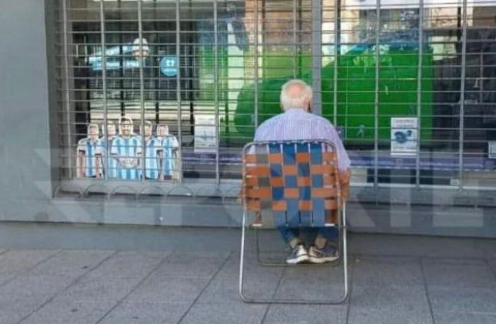 El abuelo que vio la semifinal en la vidriera enterneció al país.