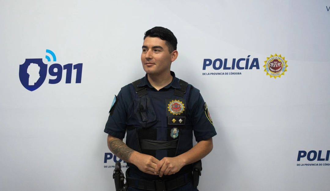 Matías, el policía que ayudó a la vecina de Córdoba para que se realizara un análisis cuando un taxista la hizo bajar del auto. (Policía de Córdoba)