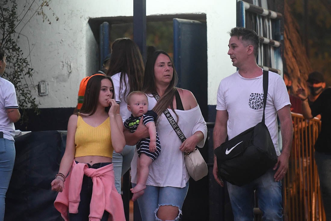 Los hinchas llegando al estadio Bautista Gargantini para disfrutar del encuentro entre Independiente Rivadavia y Browm.
Foto José Gutierrez