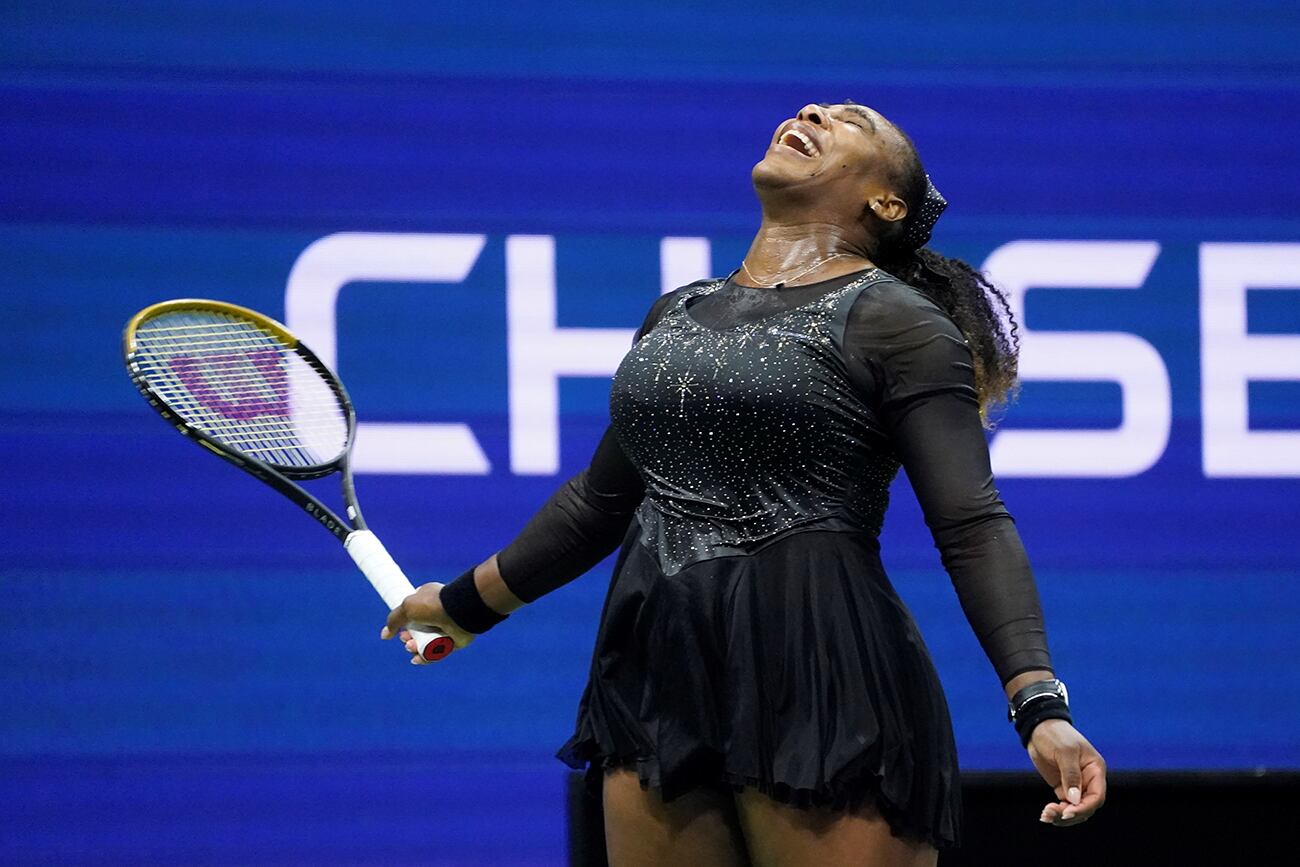 La mejor de todos los tiempos se quedó en la tercera ronda del abierto, se despidió bajo una lluvia de aplausos y emociones. (AP Photo/Frank Franklin II)