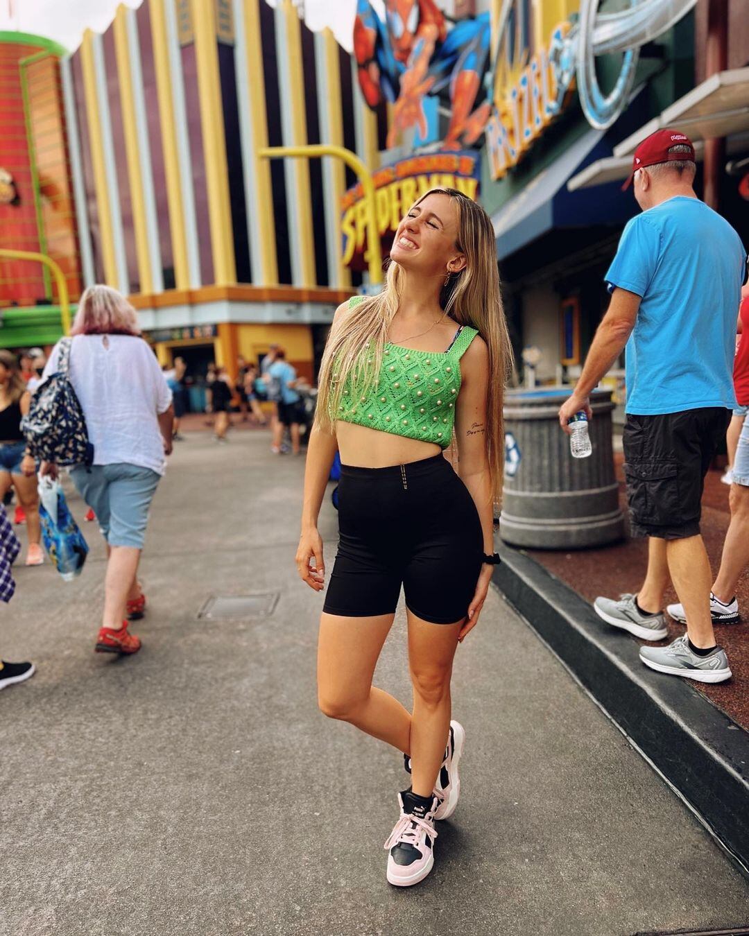 Morena Beltrán se sacó fotos desde Universal Studios