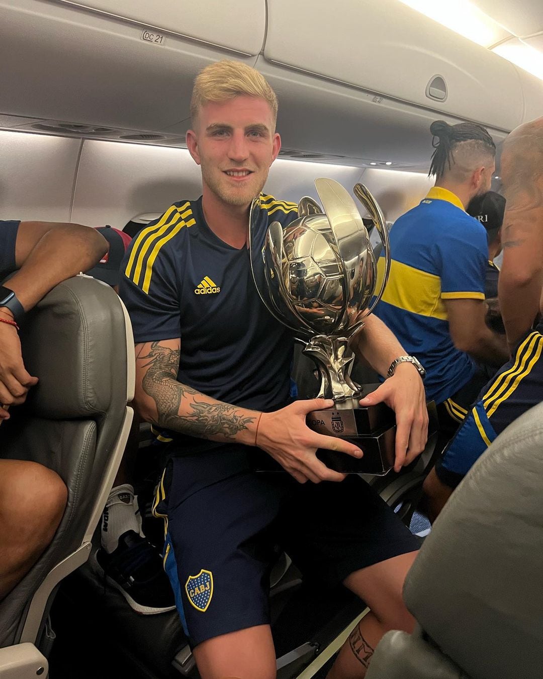 Nicolás Valentini alzando su único título: la Supercopa Argentina