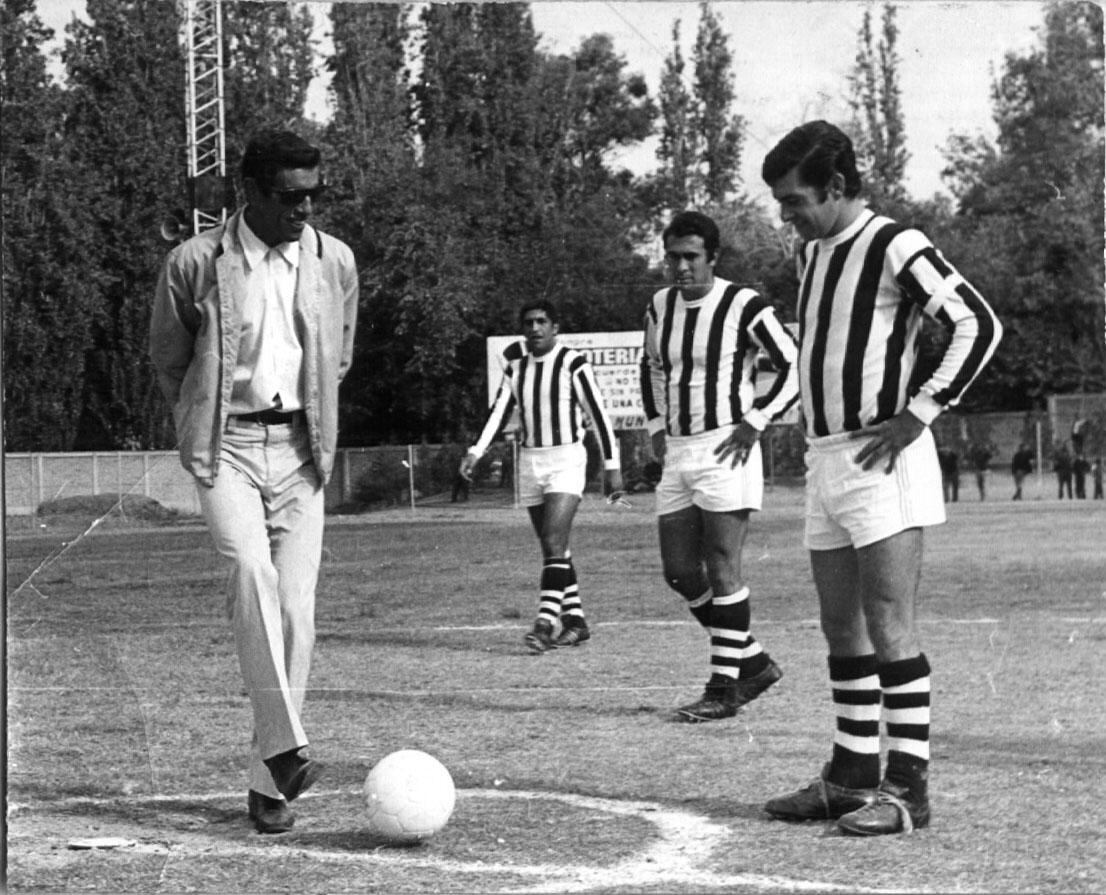 Contreras da el puntapié inicial en un partido de Gimnasia con la presencia de Víctor Legrotaglie en 1972.